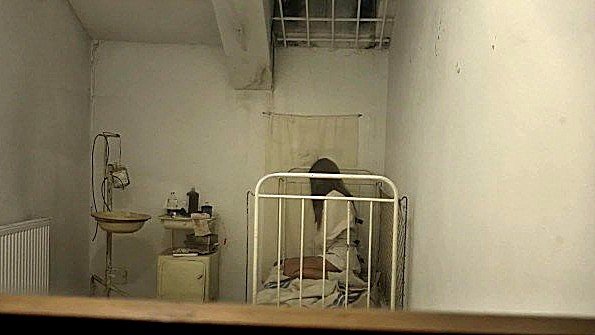 Девушка в откровенных колготках занимается хардкорным сексом