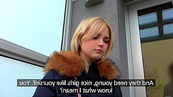 Она позвала своего парня в ванную и начала заниматься сексом