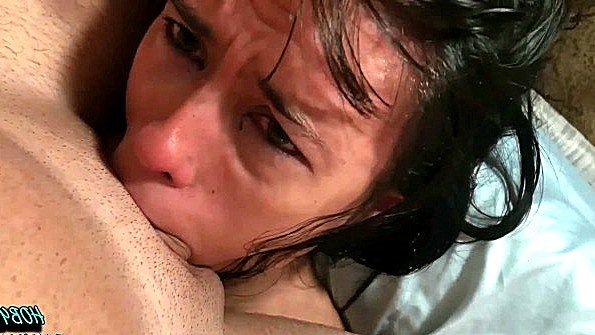 Красавица раздевается и ищет партнера