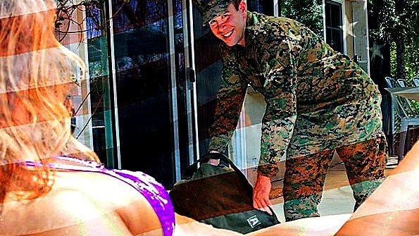 Потрясающая шлюха в красных чулках практикует анальный секс