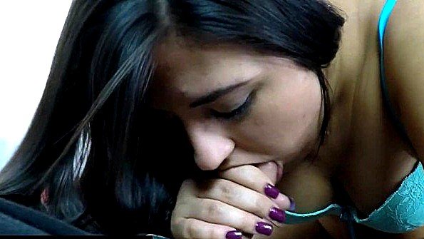 Проститутка в чулках вступит в половую связь с женатым мужчиной