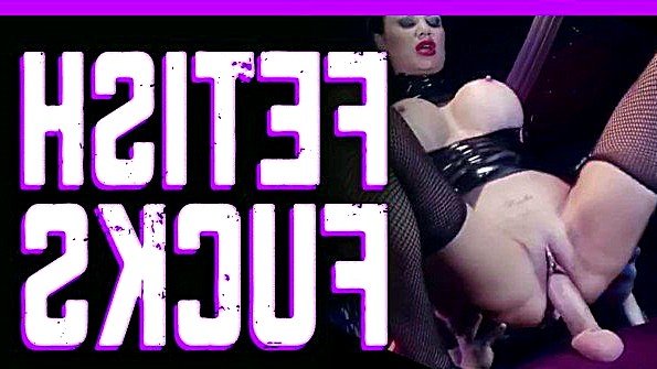 Жена наблюдает, а затем присоединяется к мужу в сексуальной сцене