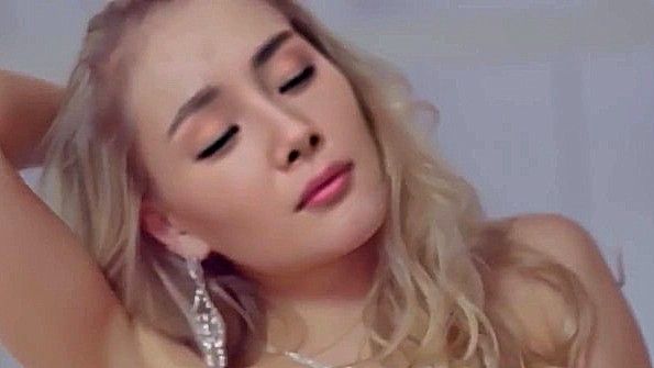 У женщины происходит непроизвольное выделение жидкости в трусики, и она возбуждается