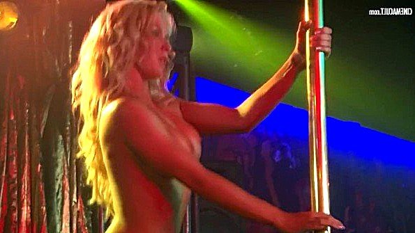 Эта сука засовывает кулак себе в задницу