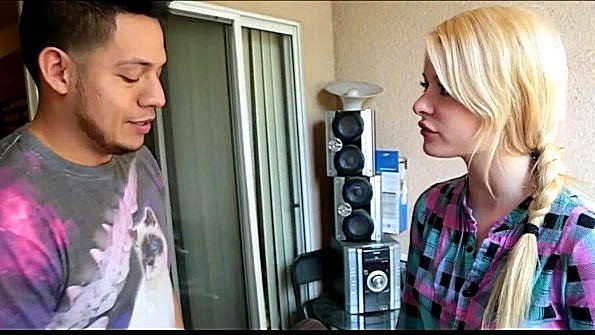 Горячая латиноамериканка с большой попой и упругой грудью