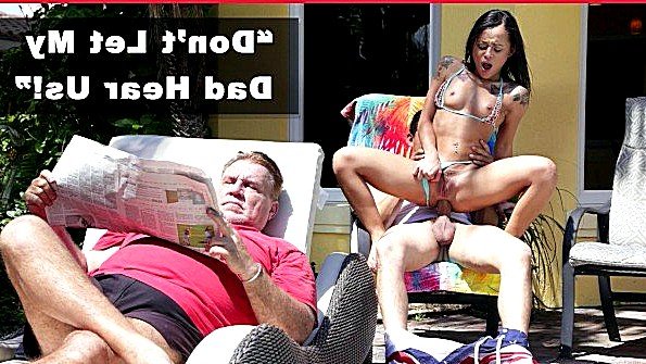 Четыре лесбиянки используют вибраторы в постели