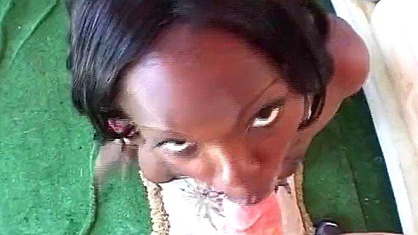 Кокетка в откровенных колготках шалит перед камерой