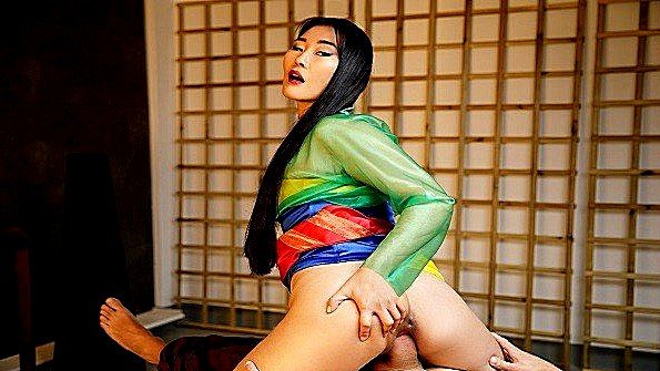 В порно-подборке девушки сосут члены парням