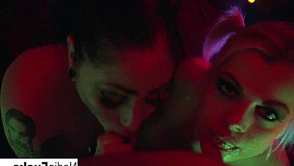 Она подошла к чернокожему мужчине в нижнем белье и спровоцировала его на анальный секс