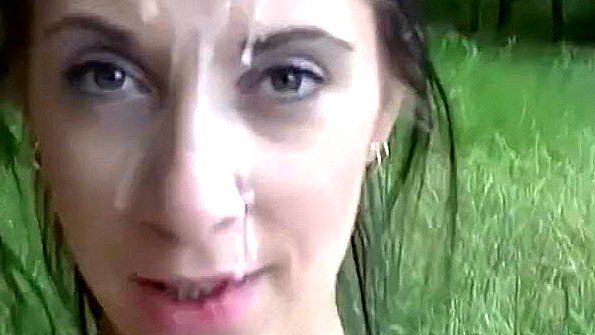 Сексуальная девушка мастурбирует в солярии