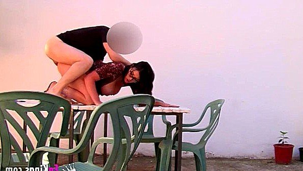 Француженка в очках делает минет