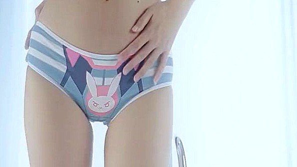 Он уложил чернокожую женщину и жадно её изнасиловал