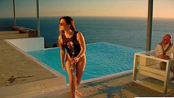 Пышногрудая сучка трахает чернокожего парня