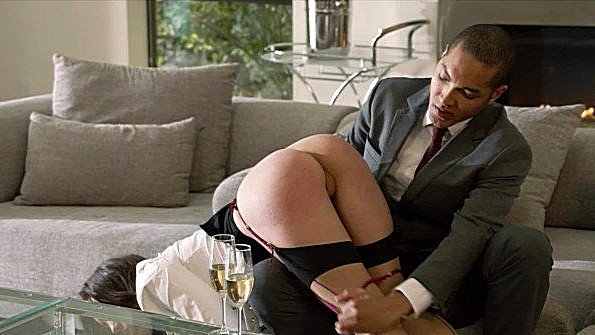 Она отодвигает трусики в сторону, чтобы принять член в свою вагину