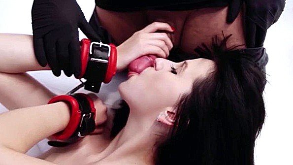 Две девушки занимались грубым анальным сексом с парнем