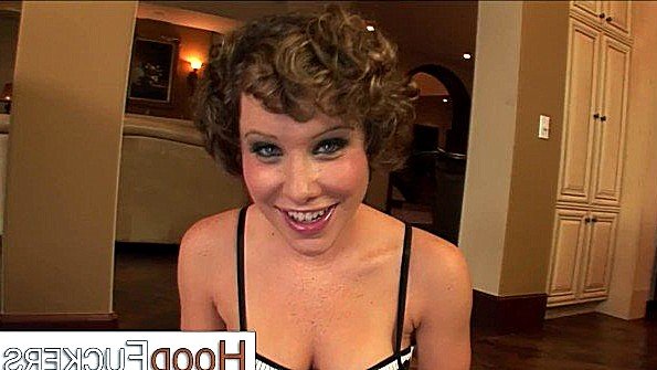 Молодая девушка будет заниматься активным сексом в постели