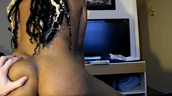 Агрессивная анальная мастурбация в исполнении девушки