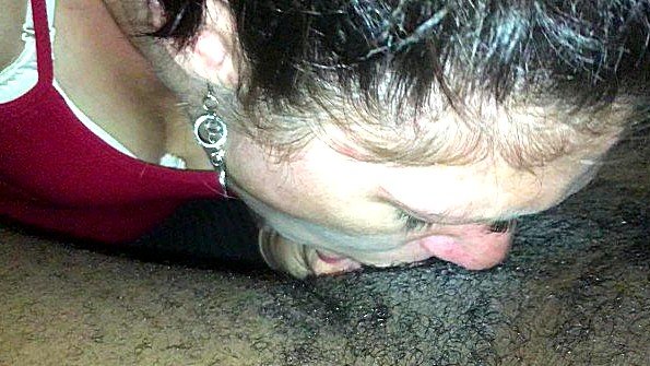 Итальянка мастурбирует на ступеньках