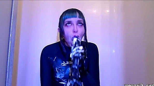 Любительница двойного проникновения трахает парней