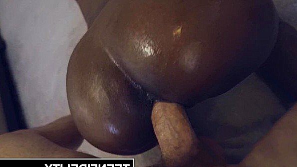 Восхитительный сеанс мастурбации включает в себя мочеиспускание