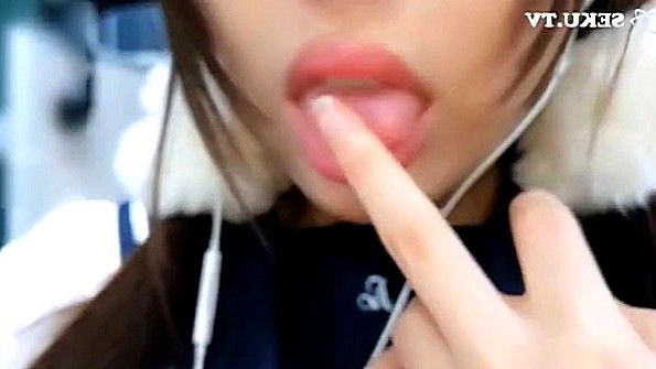 Чернокожая женщина занимается сексом со своим партнером