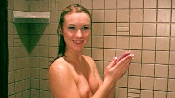 Возбужденная девушка позволяет парням трахать себя