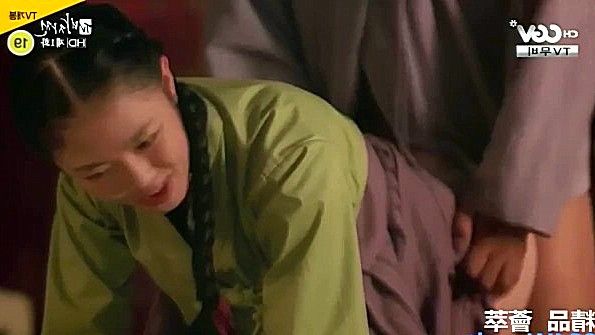 Шлюха в нижнем белье получает сперму на лицо