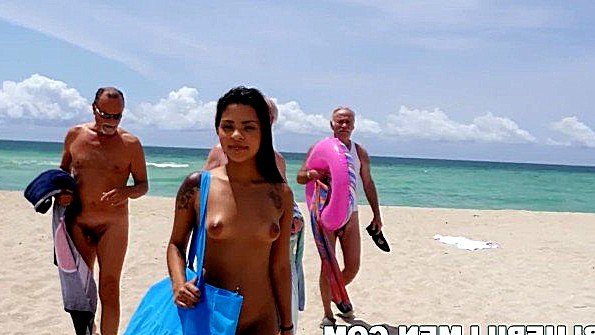 Я зашёл в душ и предложил заняться сексом