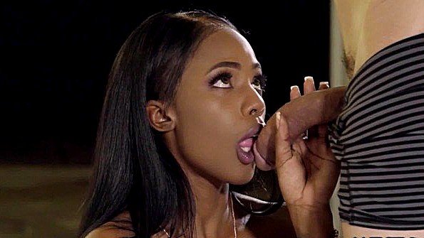 Молодая блондинка занимается сексом со своим парнем