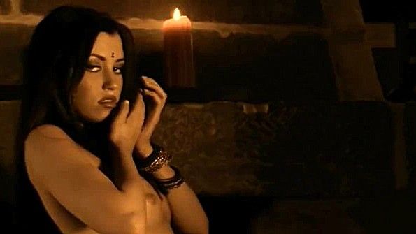 Японская женщина раздвинула ноги и пригласила мужчину на половой акт