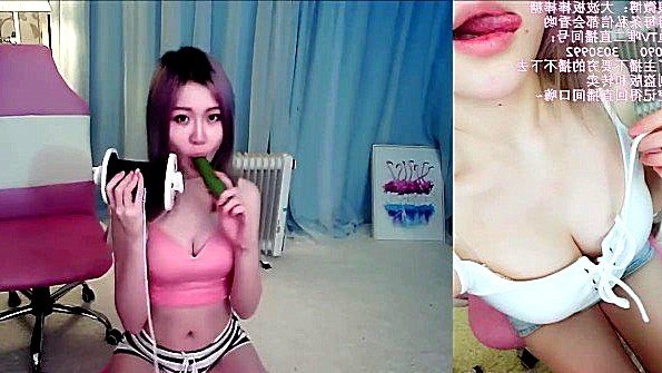 Женщины сняли ночные рубашки и занялись сексом