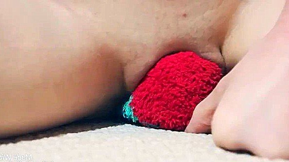 Раскованные женщины будут заниматься сексом друг с другом и с мужчиной