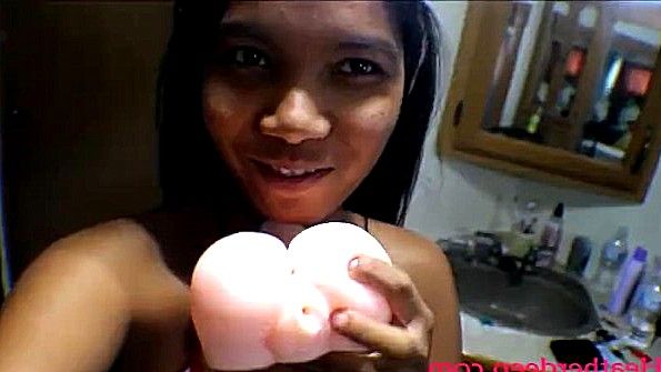 Худенькая блондинка агрессивно занимается сексом со своим поклонником