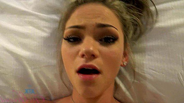 Белая женщина вступает в половую связь с чернокожей женщиной