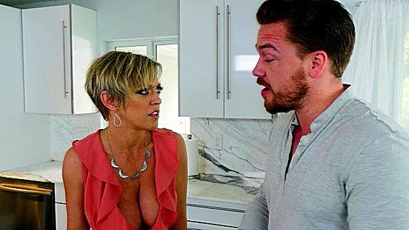 Я зашёл в ванную своей девушки и трахнул её в задницу