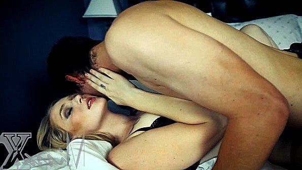 Обнаженная девушка соблазняет парня