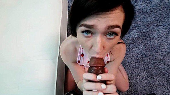 Пышногрудая красотка смело доведет себя до оргазма с помощью самоудовлетворения