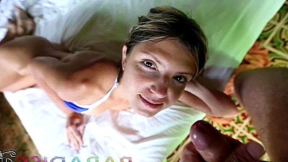 Она показала грудь в машине, а потом занялась сексом дома