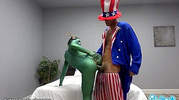 Мать показывает дочери, как правильно сосать член