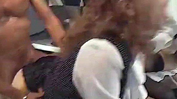 Женщины грубо используют фаллоимитаторы во время секса