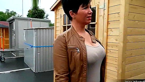 Сексуальная любительница ласкает себя