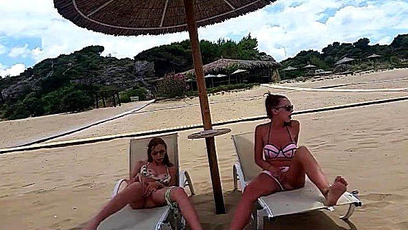 Она подошла к мужчине и предложила ему грубый секс