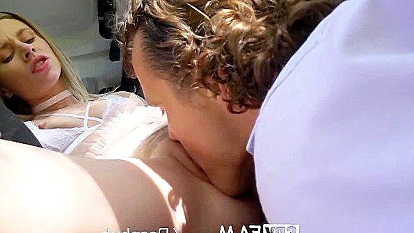 Сучка снимает на видео, как её подруга мастурбирует