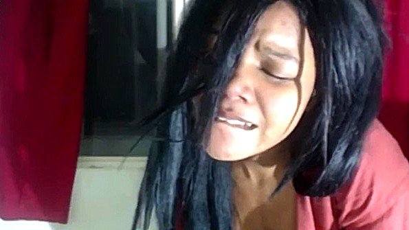 Женщина делает минет пикапу в парке