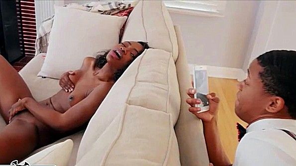 Она соблазнила парня своей подруги и быстро поддалась ему