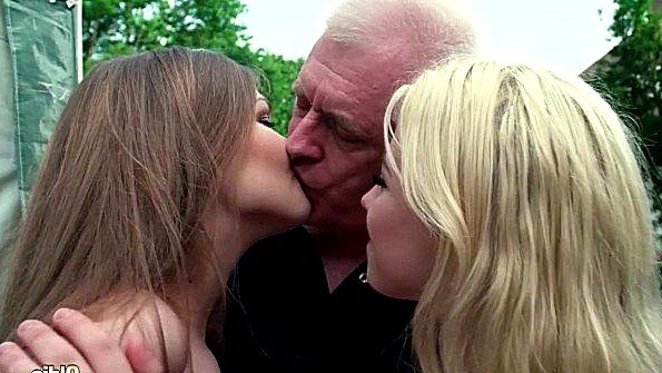 Шлюха в рваных чулках впустила член себе в вагину