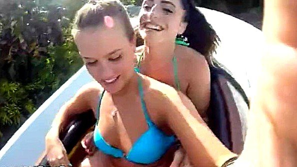 Возбужденная девушка кричит от страстного секса