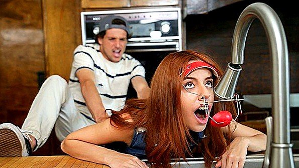 Азиатская девушка стонет во время грубого секса с парнем