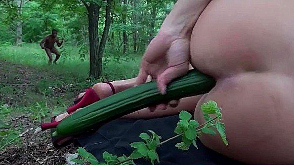 Возбужденную блондинку жестко трахают в задницу