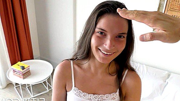 Пьяный отчим лишает свою дочь девственности